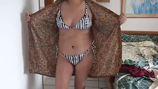 Sahilde güzel karım bikiniyle gösteriş yapıyor ve yarağımı gerçekten sertleştiriyor