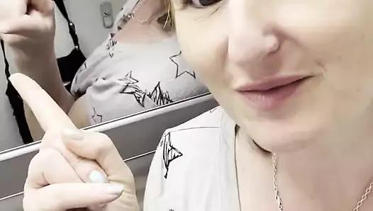 Kıçımın ve uyluğumun her yerine giden bir uçakta büyük bir sidikten sonra, göğüslerimi ve kıllarımı temizliyorum ve dişlerimi temizliyorum