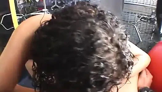 Genç zenci genç kız beyaz sert yarağa harika bir sakso çekiyor