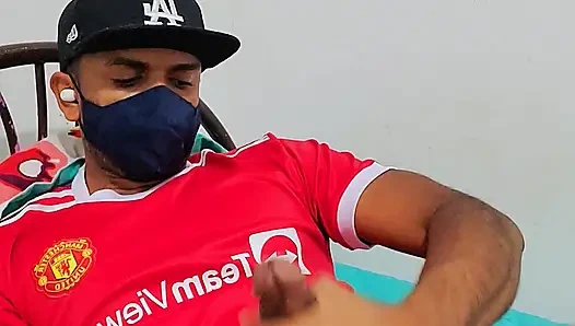 Büyük yarak mastürbasyon yapıyor