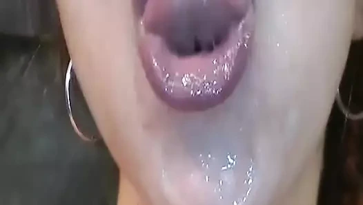 Azgın Alman sürtükler yakın çekim oral seks ve yüze boşalma