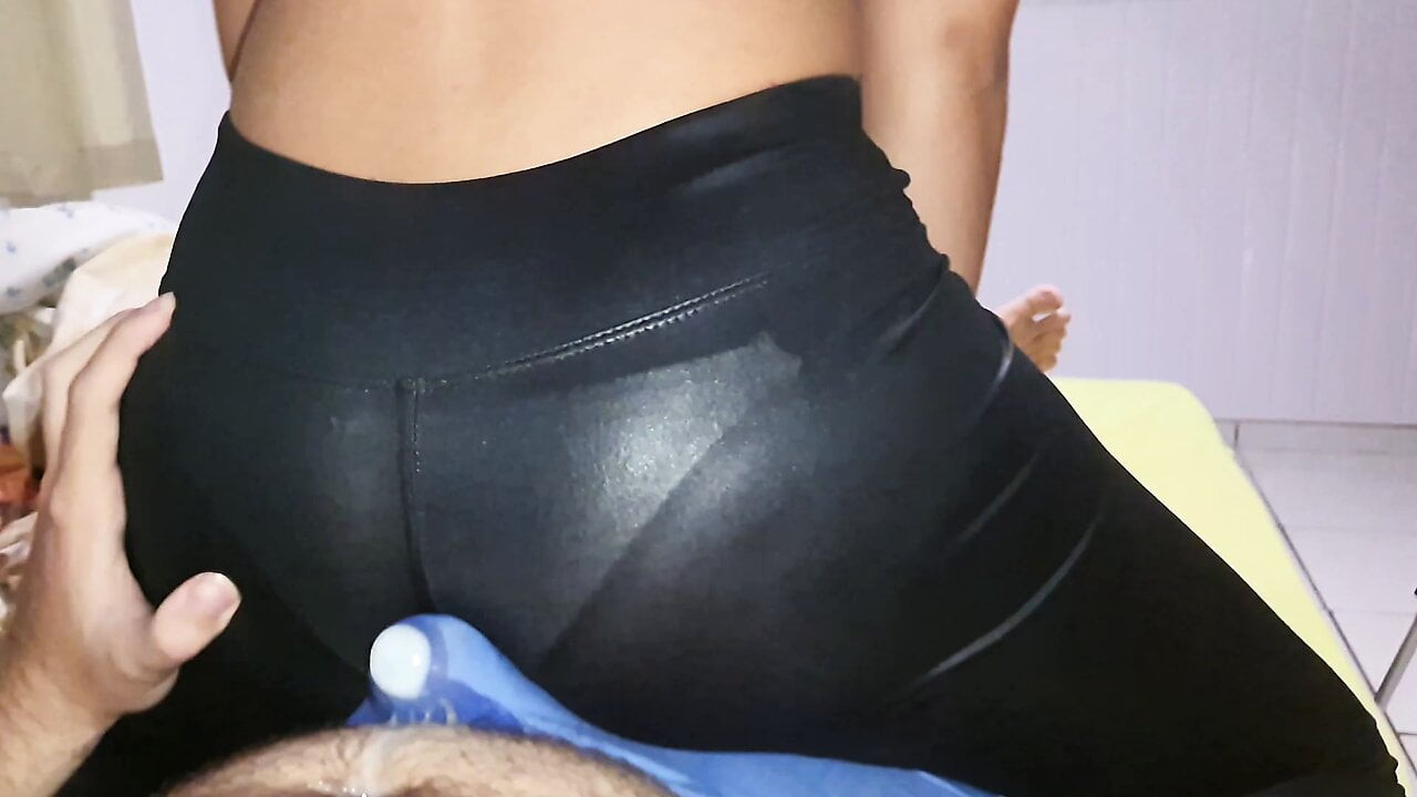 Tam bir deri kıyafet, deri tozluk, eşek işi pantolon içinde kuru çabalama