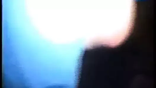 Yetişkin bir sinemada bir ziyaretten sonra bazı adamlar tarafından becerdin