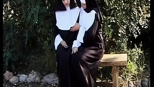 Doğal esmer Alman genç erkek avcısı açık havada sikiliyor