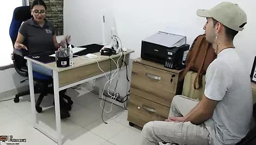 Bir daire satın almak için bir anlaşmayı kapatmak için pazarlamacının harika amını becerdim - İspanyolca porno