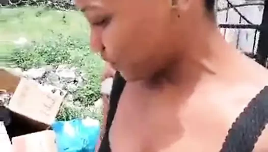 Tek bacaklı Afrikalı kız