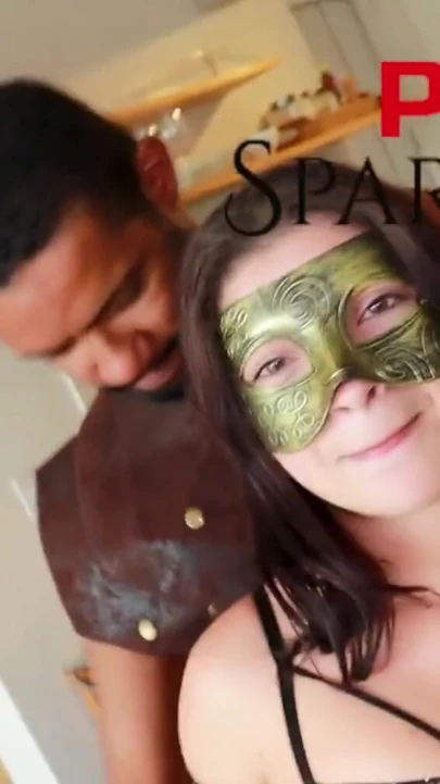 Cuckold Küçük Karısı Sürtükünü Paylaşıyor | Klip 1