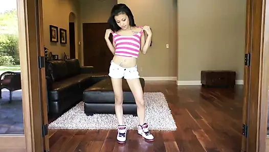 Eski sevgilimle grup eğlencesi azgın bir kız her iki delikten de alıyor