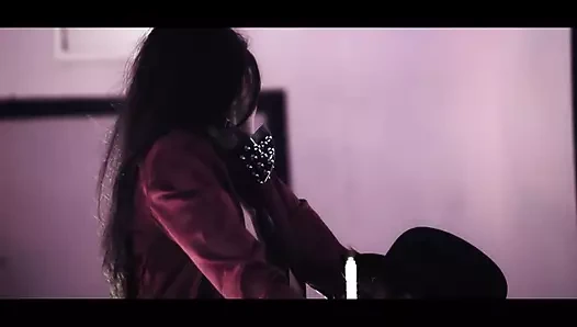 Yaramaz kızlar birbirlerinin amcıklarını yalıyor, sonra parmakla sikişiyor