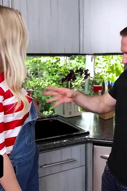 Моя падчерица-блондинка, наконец, позволяет мне начинить мой член внутрь нее! - Полный фильм (бесплатно)