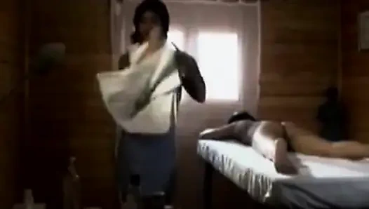 Olgun sarışın ateşli oyuncu seçmelerinde zonklayan büyük zenci gırtlağına kadar alıyor