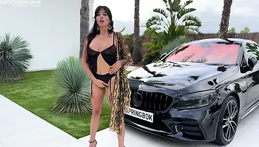 Müslüman kötü kız arabanın üstünde kendini sikiyor