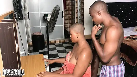 Uzun boylu Lizzy banyo yaptıktan sonra lezzetli amını siktiriyor