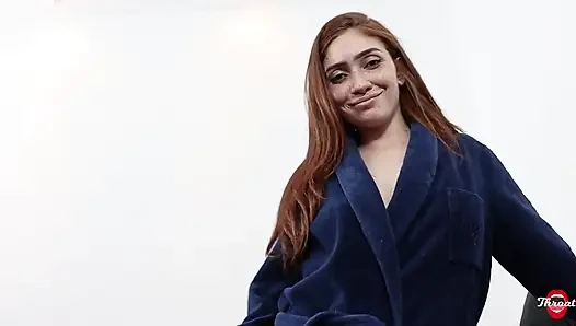 Mükemmel doğal kızıl saçlı bir kızın oral seks ve ayak hareketi