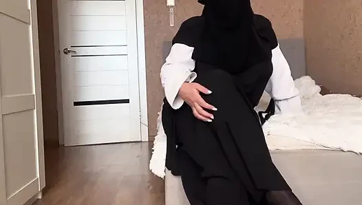 Arap üvey anne üvey oğlunu külotlu çoraplı seksi bacaklarıyla teselli ediyor