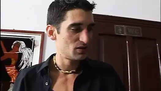 Seksi büyük göğüsler bilardo masasında sikişiyor