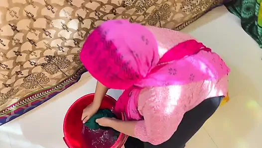 Büyük amcıklı iri güzel kadın büyük göt ve büyük memeli ateşli Mısırlı üvey anne elbise yıkıyor ve azıyor!