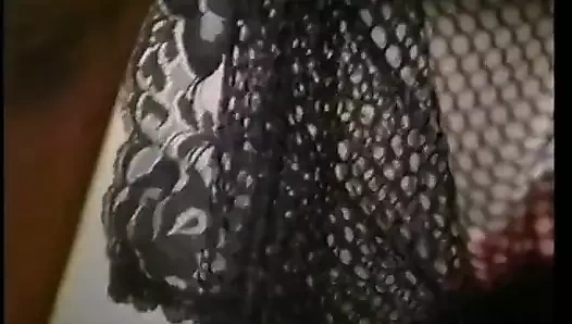 Oturma odasında zenci hatunu gırtlağına kadar sikiyor