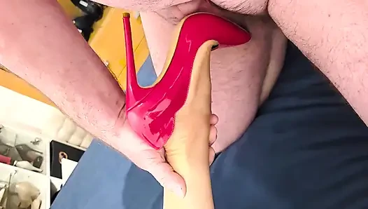Onun inanılmaz sıkı kırmızı ateşli piliç stilettos onu dikizliyor 36