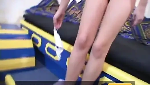 Kameralı adam kanepede kızıl saçlı genç kızın sıkı amına cam dildo sokuyor