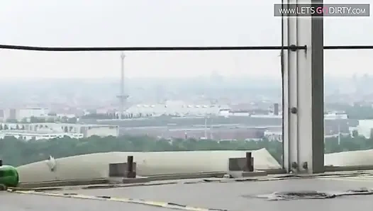 Küçük memeli seksi kız çıplakken bağlanıyor