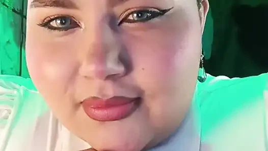 Çok ateşli ve seksi bir uçuş görevlisi banyoda bir yolcuyu sikmeye hevesli.