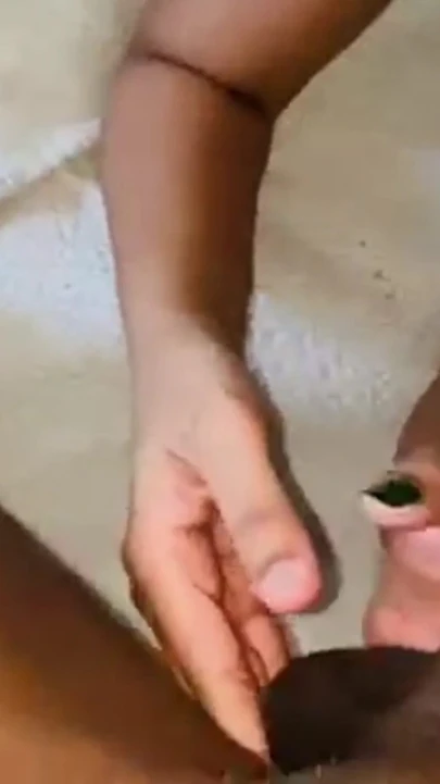 Seksi kız arkadaşını ıslak seksi oral sekse veriyor | Klip 1