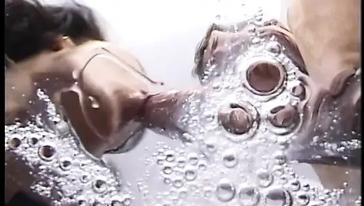 Грудастая темноволосая шлюшка пьет сперму члена-хвоста после Getty ее пизду хорошо запихнули