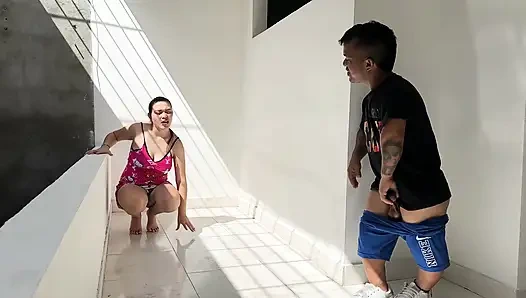 Heyecan verici bir inleme duyuyorum ve seksi üvey kız kardeşimin mastürbasyon yaparken azdığımı görüyorum ve boynuzlarını indirmeye karar veriyorum