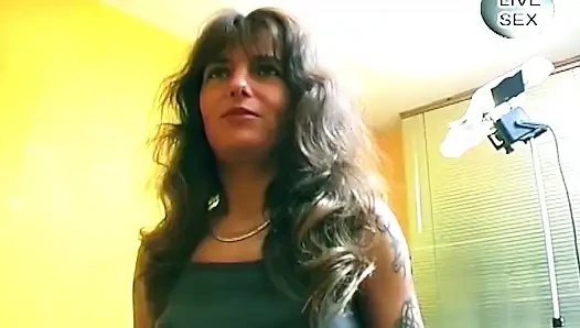 Esmer kadın büyük mavi dildosunu derinden kaydırıyor