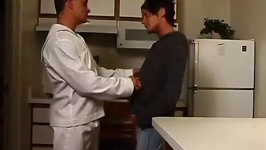 Pirsingli yarak ve diliyle sürtük twink üniformalı donanma subayı tarafından sikiliyor