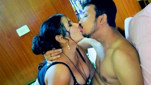 Hintli bakire kız otelde büyük penisli oğlanla ilk işi hardcore choda