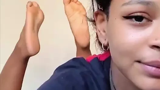 Ateşli esmer tik tok çıplak sızdırıldı