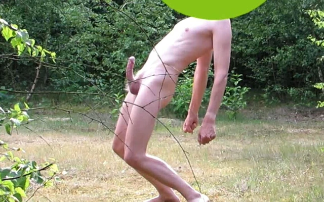 Ormanda açık havada ereksiyon sunumu