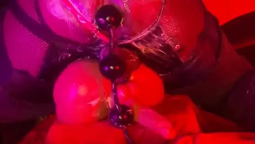 Kadın oğlan oyuncaklarla kremsi deliğini açıyor ve osuruyor - anal eğitim