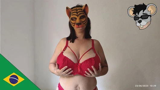 Mükemmel götlü Brezilyalı ile çift yatakta ateşli seks