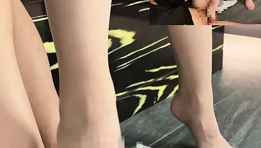 Çorap seven bir mazoşiste ayak parmaklarını yalatıyor ve ona külotlu çorapla ayakla muamele çekiyor.