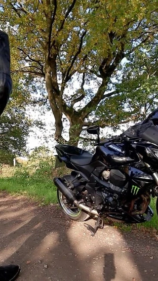 Deri takım elbiseli mastürbasyon