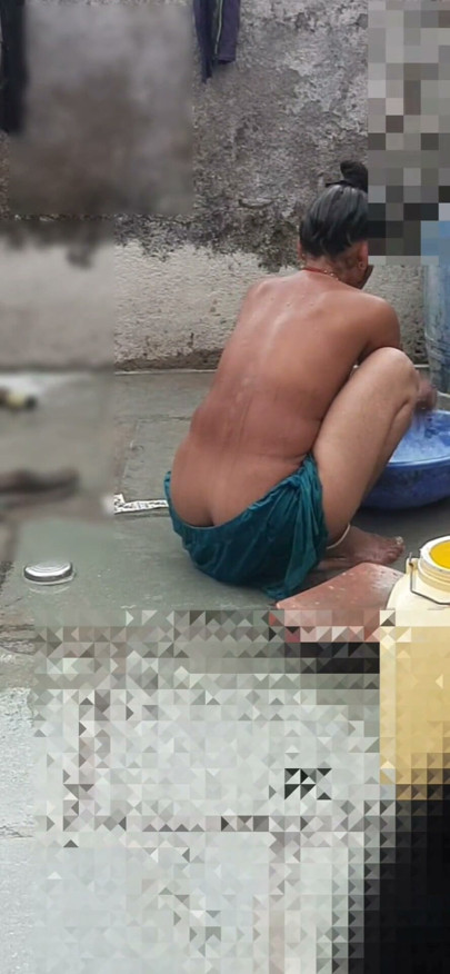 Stepaunt'un kız üvey kız kardeşi köyde açıkta banyo yaparken görülüyor bölüm 3 | Klip 2
