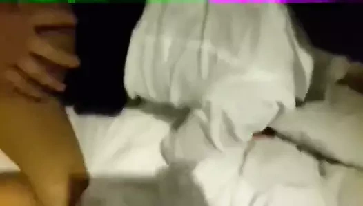 Esmer sürtük sert domaltılarak sikiliyor