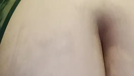 İri güzel kadın kassız iç çamaşırlı büyük kalın dildoya biniyor