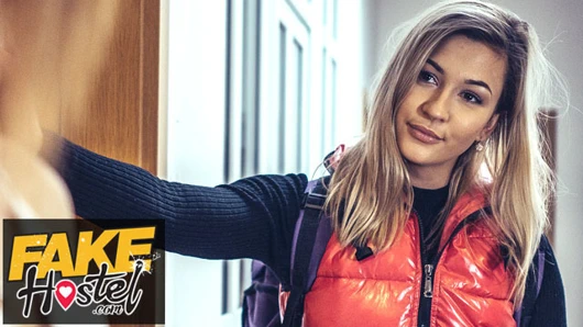 Sahte hostel sıcak milf ve genç lezbiyen sikme düz genç