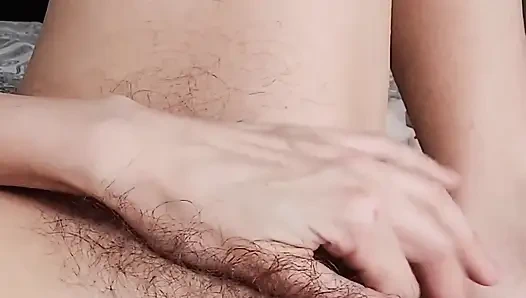 İyi Bastırılmış Bir Kadın Orgazmı, Inlemelerle. Parmaklarını Klitorisinde Tutarken Mastürbasyon Yapar