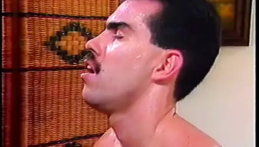 İki adam ve bir kız yatak odalarında sikişiyor ve birbirlerini emiyor