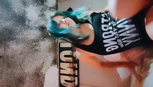 Lusi külçesini göstermeyi seviyor