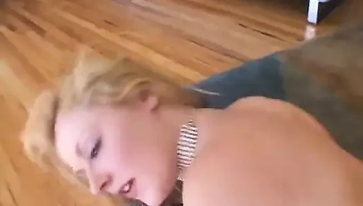 Seksi büyük memeli sarışın her erkeği kendi yolunda tatmin edecek