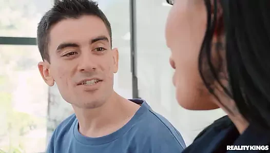 Ev avı humper - reality kings