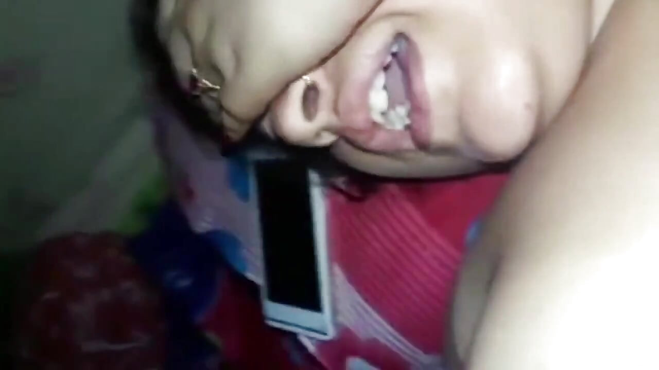 Yenge yüksek sesle inliyor ve amının dışında boşalıyor