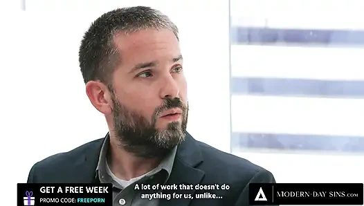 MODERN-DAY SINS - мужчина-куколд наблюдает, как ее возбужденная жена Victoria Voxxx получает кримпай