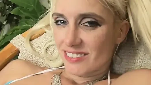 Edepsiz bir sarışın için güçlü çift penetrasyon